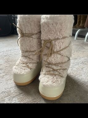 NWT Cozy Women's Faux-Shearling Winter Moon Boots - Cream